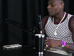 No começo ele não pensava em dinheiro, só queria comer as gostosas e a vontade de seus seguidores é ele fazer um filme gay