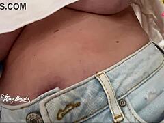 ESPOSA GOSTOSA FAZENDO COMPRAS SEM SUTI� TODA SAFADINHA PARA O VENDEDOR!