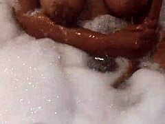 mira que rico lo muevo en el jacuzzi ven papi vamos a divertirnos con esa latina ass y pussy