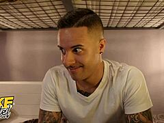 धोखेबाज बॉयफ्रेंड ने गर्लफ्रेंड के बगल में टीन बैकपैकर के साथ चुपके से क्विकी