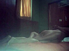 Main uh... 18 zor se uski cum maangti hai jab tak andar finish nahi kar deti, samajhta hai?