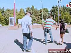 kleine sympatische britische dünne teen 18+ abgeschleppt auf der straße