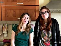 प्यारी यूक्रेनियन कपल फेलिशिया और लीना अपने शेव्ड बॉडीज को जोर से घिसती हैं