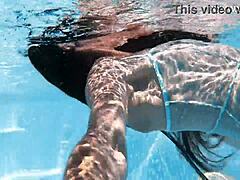 हॉट चिक लाना पूल के पास न्यूड स्विम करती है