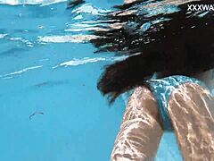 हॉट चिक लाना पूल के पास न्यूड स्विम करती है