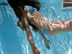 हॉट चिक लाना पूल के पास न्यूड स्विम करती है