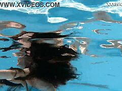 हॉट चिक लाना पूल के पास न्यूड स्विम करती है