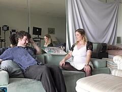 सौतेली बहन सौतेले भाई को वर्जिनिटी खोने में मदद करती है