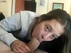 la vecina latina comiendo polla