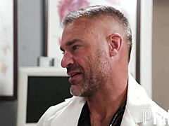 डॉक चार्ल्स डेरा और चेरी द्वारा हार्ड कक किया गया