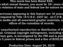 मेरी गर्म पड़ोसियों की टैन लाइनें मुझे पागल कर देती हैं!