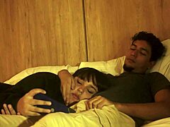 mi hermanastro mete su pene en mi boca mientras acostados sin piedad llena mi boquita de leche