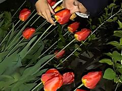 पहले मैंने अपनी पड़ोसी को फूलों की प्रशंसा करने के लिए बुलाया और फिर उसके मुंह में चोदा - लड़कियाँ फ्लाई ऑर्गेज्म