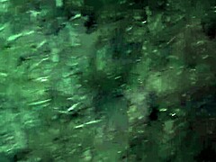 पहले मैंने अपनी पड़ोसी को फूलों की प्रशंसा करने के लिए बुलाया और फिर उसके मुंह में चोदा - लड़कियाँ फ्लाई ऑर्गेज्म