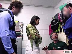 पेनेलोप को मॉल कॉप्स से हार्ड सजा मिली, हसबैंड देखता रहा