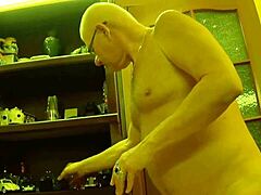 husband dives into spreading legs for cunnilingus!