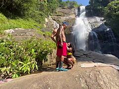 Eu e meu amigo levamos pretinha gostosa pra cachoeira! Demos pau pra ela!