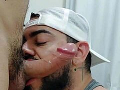 Curious tourist explores Mr Bumbum Brazil gym 😎🏋️‍♂️