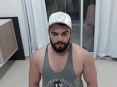 Curious tourist explores Mr Bumbum Brazil gym 😎🏋️‍♂️