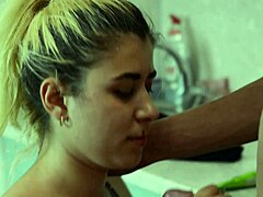 किचन में ब्लोजॉब, बहुत गर्म!