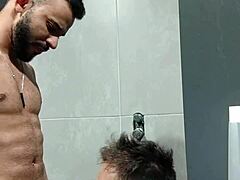 O Cara Ficou Me Olhando Durante O Treino Levei Ele Pro Banheiro E Coloquei Para Mamar