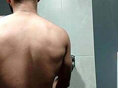 O Cara Ficou Me Olhando Durante O Treino Levei Ele Pro Banheiro E Coloquei Para Mamar