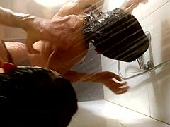 भावुक शॉवर ब्लो जॉब और क्रीम