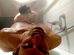 भावुक शॉवर ब्लो जॉब और क्रीम