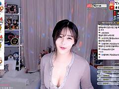 Hey, watch this cute Korean girl dance with the crew!