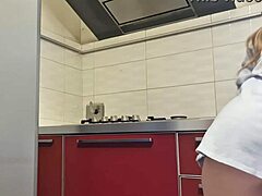 Gostosa cleans the stove and gets hot showing big ass! 🔥