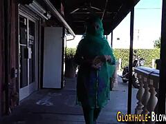 इस्लामिक बच्ची ग्लोरीहोल पर बड़ा कॉक चूसती है