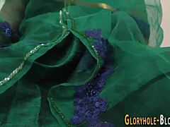 इस्लामिक बच्ची ग्लोरीहोल पर बड़ा कॉक चूसती है