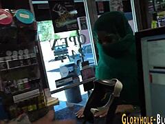 इस्लामिक बच्ची ग्लोरीहोल पर बड़ा कॉक चूसती है