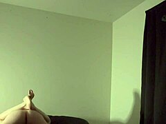 टाइट चूत वाली बेबीसीटर अपार्टमेंट में आती है