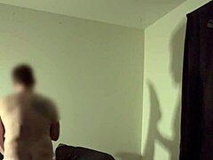 टाइट चूत वाली बेबीसीटर अपार्टमेंट में आती है