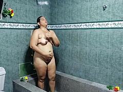 मैं अपनी स्टीपसिस्टर का पीछा करता हूं और उसके टाइट ह्यूज पसी में डीप कम करता हूं