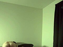 टाइट चूत वाली बेबीसीटर अपार्टमेंट में आती है