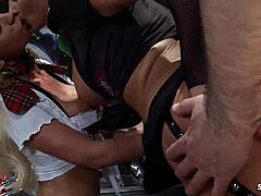 कॉसप्ले 18+ मालकिन और मेच्योर बड़े बूब्स वाली के साथ रफ FFM थ्रीसम, बड़ा लंड वाला बूढ़ा भी शामिल