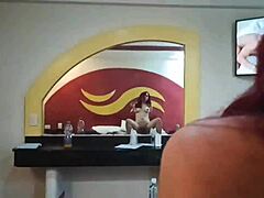 लाल बाल वाली लातीना 18+ सौतेली बहन बड़े प्राकृतिक स्तनों के साथ डॉगीस्टाइल में सवार होती है