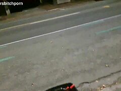 देखो यह ब्रेज़न कीवी बिच पब्लिकली पिस्ड ऑन हो रही है जबकि मोटरिस्ट शाउट आउट कर रहे हैं।