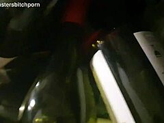 देखो यह ब्रेज़न कीवी बिच पब्लिकली पिस्ड ऑन हो रही है जबकि मोटरिस्ट शाउट आउट कर रहे हैं।