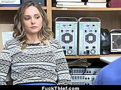 मैंने इस गोरी 18+ चोरनी को दुकान में पकड़ा, अब झुकी हुई है और मेरा मोटा लंड ले रही है सिक्योरिटी गार्ड के सामने