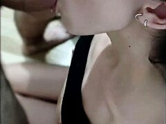 मैंडी इतनी निम्फो है, वह दो लंडों से अपनी चूत को फैलाना चाहती है, चारों ओर स्पर्ट करती है। मैं उसकी वाइल्ड एनर्जी से भर नहीं सकता।