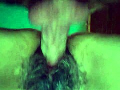 joven folla a anciana real