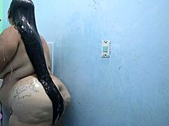 लड़की बहुत सेक्सी तरीके से नहाती है