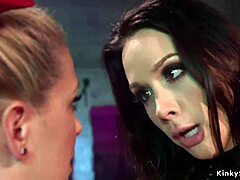 बाउंड लेस्बियन पार्टी के बाद डिल्डो से एनल फकिंग और गैगिंग को सबमिट करती है