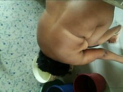 पत्नी क्रीमपाई और कुनिलिंगस का मजा लेती है दूसरे के साथ जबकि पति दूर है!