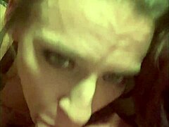 वह कम शॉट के लिए मेहनत करती है, हर बूंद चाटकर निगलती है!