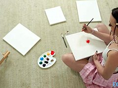 टीना ब्यूटी लाया रे हंग ड्यूड जी जोई के साथ दिलचस्प सीन में इंटरैक्ट करती है।