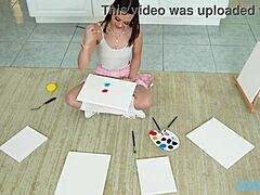 टीना ब्यूटी लाया रे हंग ड्यूड जी जोई के साथ दिलचस्प सीन में इंटरैक्ट करती है।